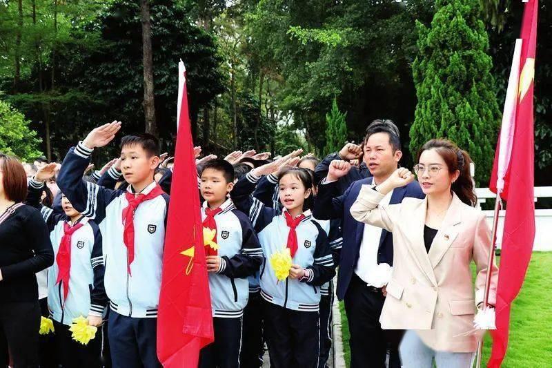 近代英国，工业革命促进旅游发展，当时的人们太富有